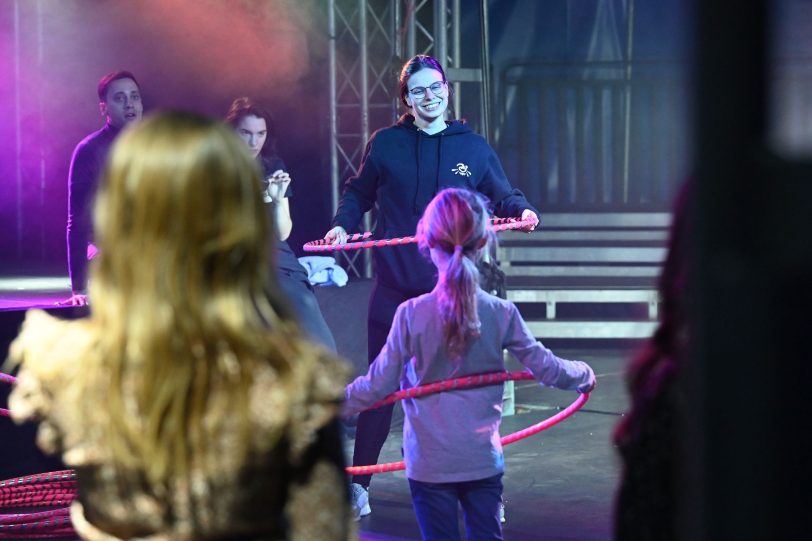 Kinderdisco mit Hula-Hoop-Wettbewerb.