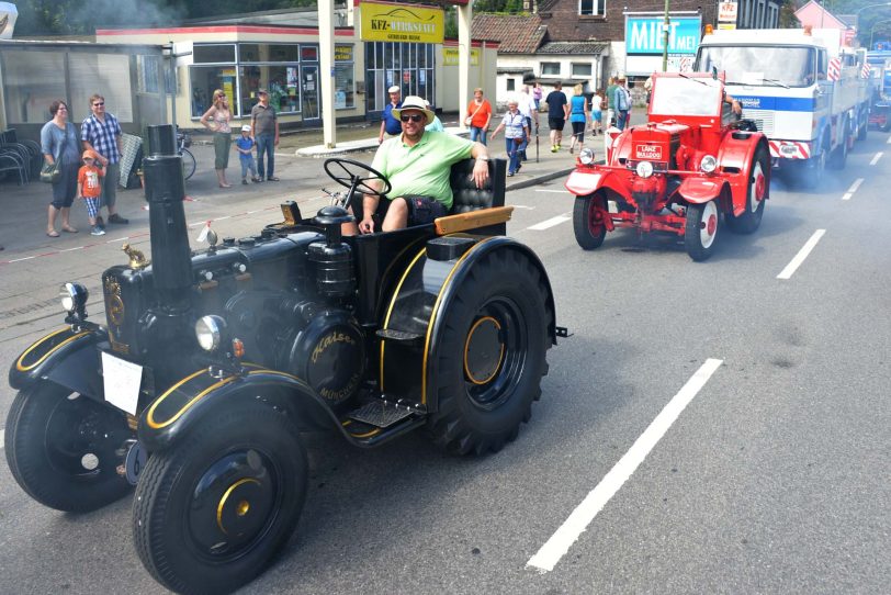 2. Oldtimer-Parade der Cranger Kirmes.