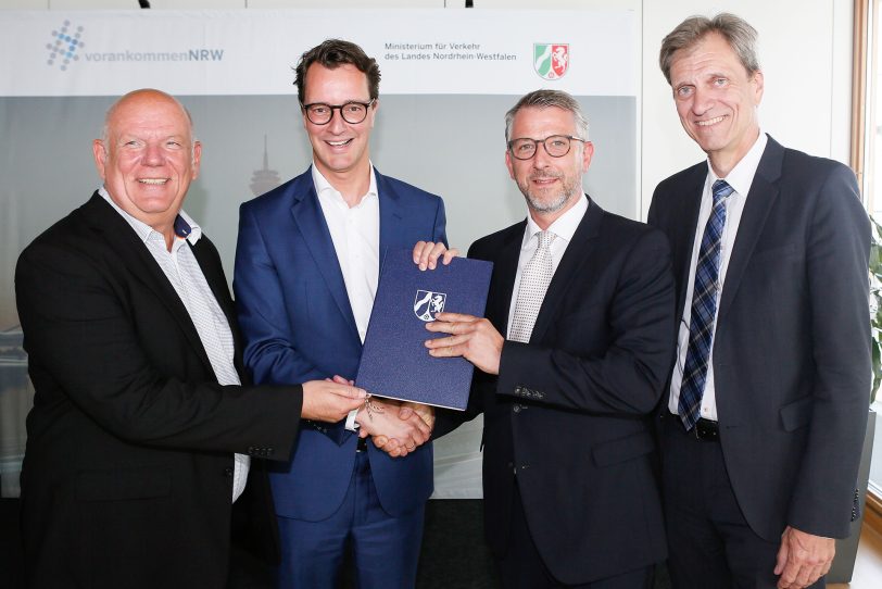 v.l. Thomas Nückel (MdL FDP und Vorsitzender des Verkehrsausschusses im Landtag), Hendrik Wüst (Verkehrsminister NRW), Mirko Strauss (Geschäftsführer WHE), Ulrich Koch (Vorstand des WHE-Anteilseigners Stadtwerke Herne AG).