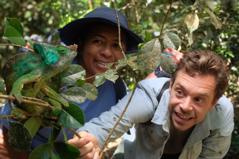 Tobi Krell und die Biologin Dr. Hanitra Rakotonirina mit einem endemischen, also nur hier in Madagaskar vorkommenden Chamäleon.