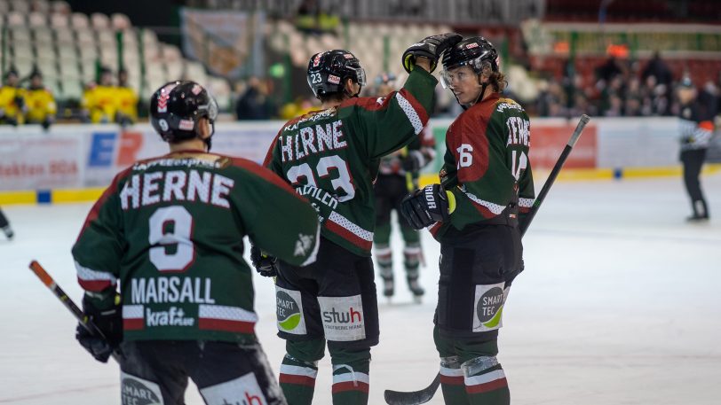 Colton Kehler (Mitte, Nr. 23) traf doppelt gegen Krefeld.