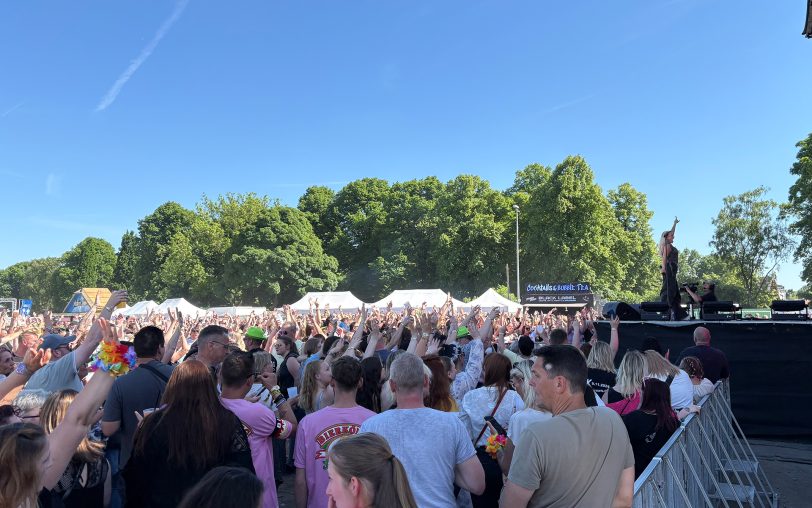 Fotos vom Mallorca-Festival "Crange Total" auf dem Kirmesplatz am Samstag (10.5.2025). Auf der Bühne Anny aus dem Megapark.