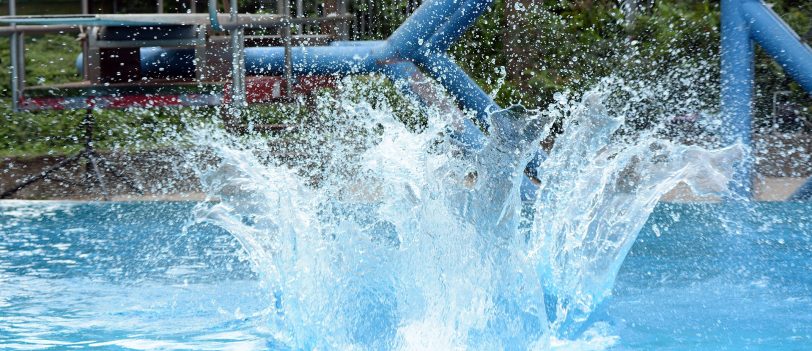 Zum Abschluss der Saison lädt das Werksschwimmbad auf der Kokerei Zollverein zum traditionellen Arschbomben-Contest ein (Symbolbild).