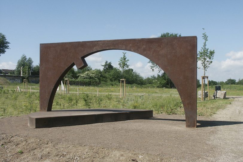 Der Stahlschnitt von Peter Schwickerath steht im Skulturengarten hinter den Flottmann-Hallen.