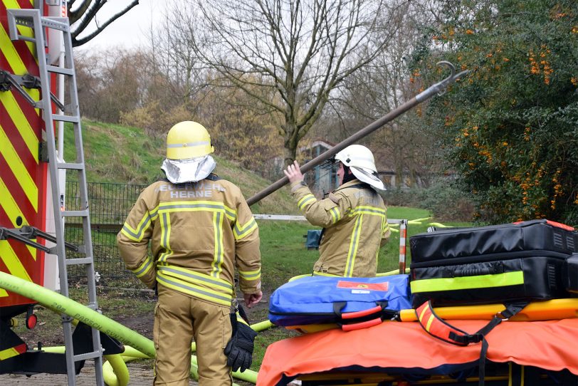 Feuerwehr musste während der Löscharbeiten die Decke einer Gartenlaube einreißen..