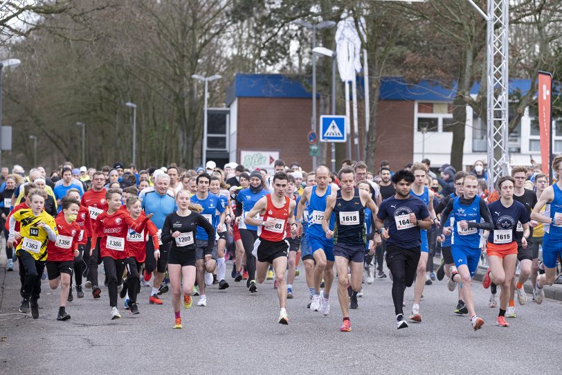 Der 43. Herner Silvesterlauf im Revierpark Gysenberg in Herne (NW), am Freitag (31.12.2021). Coronabedingt ohne Zuschauer und mit 2G.
