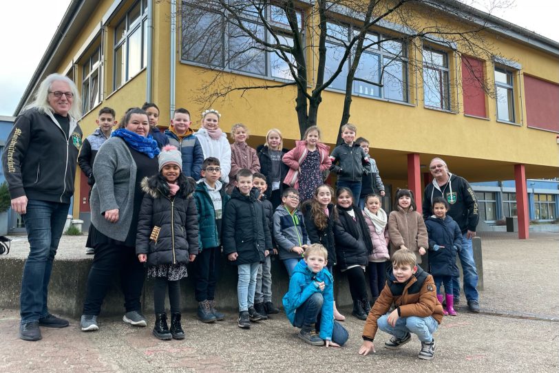 500 Euro Spende für das Zirkusprojekt der Michaelschule von den Mondrittern um (li.) Graf Hotte und (re.) Volker Lange. Mit dabei: Die Vorsitzende des Fördervereins, Maike Elsner (3.v.l.).