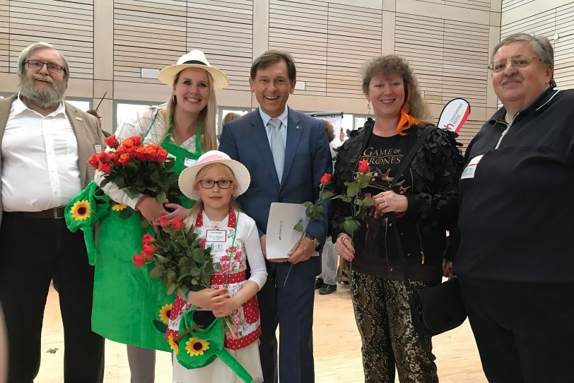 v.l. Fritz Pascher, Manuela Gerlach, Emilia Klaußat (unten), Oberbürgermeister Dr. Frank Dudda, Staatssekretärin für Sport und Ehrenamt Andrea Miltz, Michael Barszap