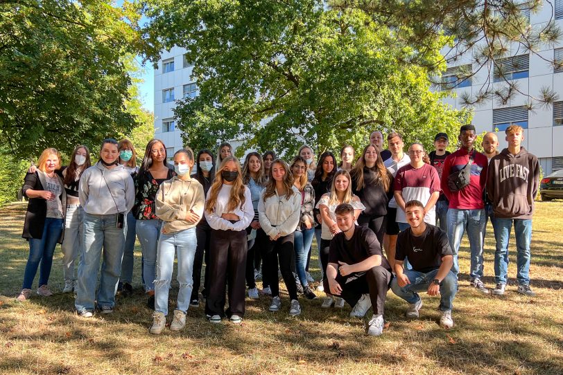 28 junge Frauen und Männer haben an der Zentralen Pflegefachschule der Ev. Krankenhausgemeinschaft Herne Castrop-Rauxel ihre Ausbildung begonnen.