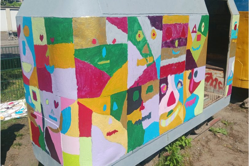 Malaktion HKB mit Schülern der Grundschule Vellwigstraße – gemeinsam bemalten sie eine alte Zechenlore, die auf dem Spielplatz im Kunstwald Teutoburgia steht.