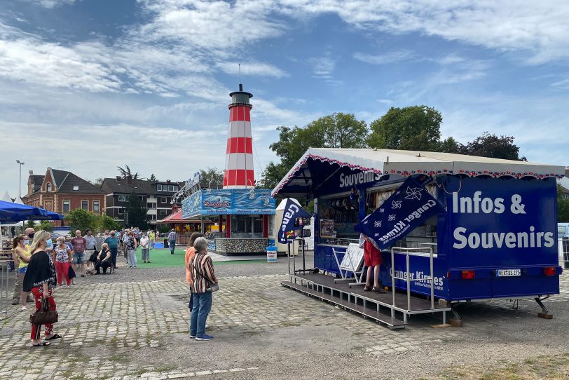 Eine Lange Schlange bildete sich am Souvenirstand auf dem Gastro-Rummel im August 2020.