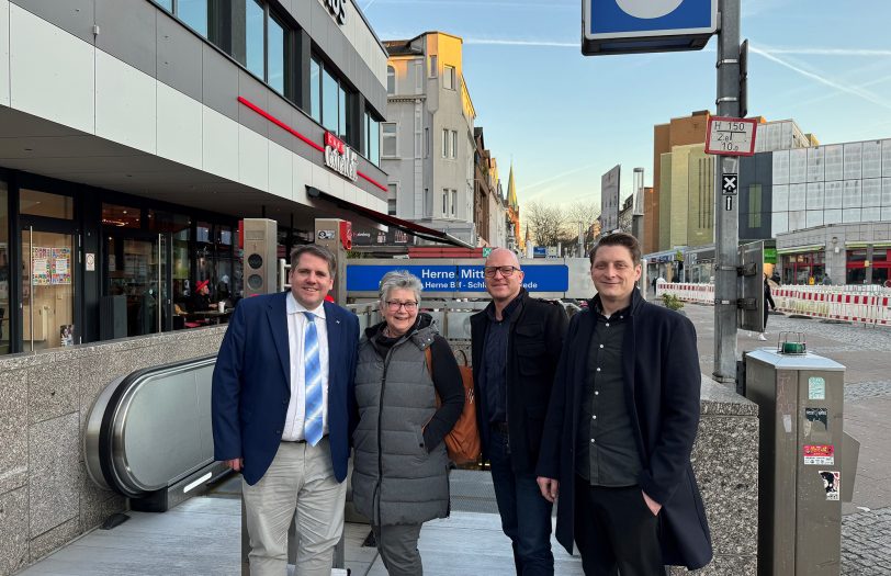 Doro Blome wird verabschiedet von (von links) dem Theologischen Vorstand Marian Zachow, dem regionalen Geschäftsführer Diakon André Weber und Geschäftsbereichsleitung Tobias Rahe.