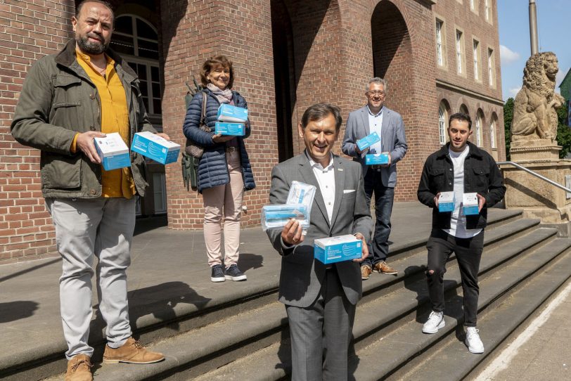 Hana Gris (li) übergab 8.000 OP-Masken an Oberbürgermeister Dr. Frank Dudda.