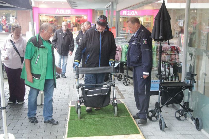 Senioren üben auf der Bahnhofstraße den Umgang mit dem Rollator.