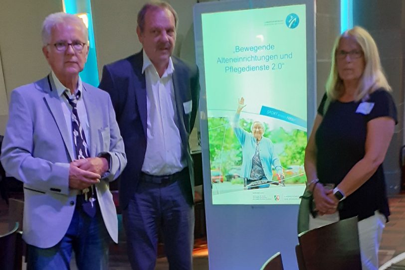 Der Vorsitzende des Vereins Sport mit Senioren, Burkhard Ladewig (li.), nahm an der Feier des Projekterfolges 