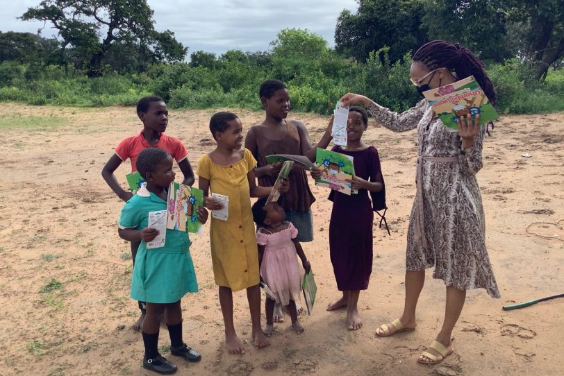 Kooperationspartner in Südafrika haben das Corona-Malbuch auch zu den Familien auf die Dörfer gebracht.