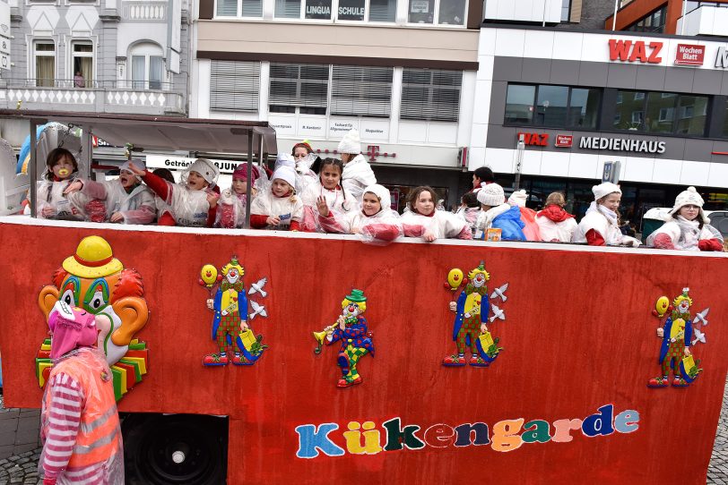 Der Rosenmontagszug am Robert-Brauner-Platz.