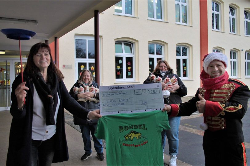 v.l. Schulleiterin der Sonnenschule Kristina Wagener, Michelle Gohl und Stefanie Kulik ( Vorsitzende Förderverein) und der Zirkusdirektor René Ortmann.