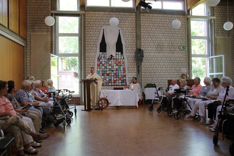 Urlaub ohne Koffer - Vikar Schmidtke hält den Abschlussgottesdienst.