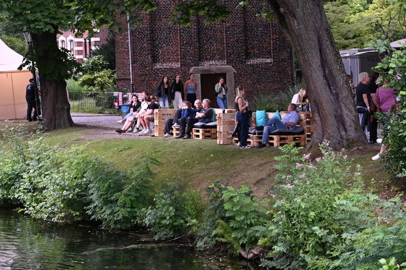 Palettenmöbel luden zum chillen am Schlossteich ein.