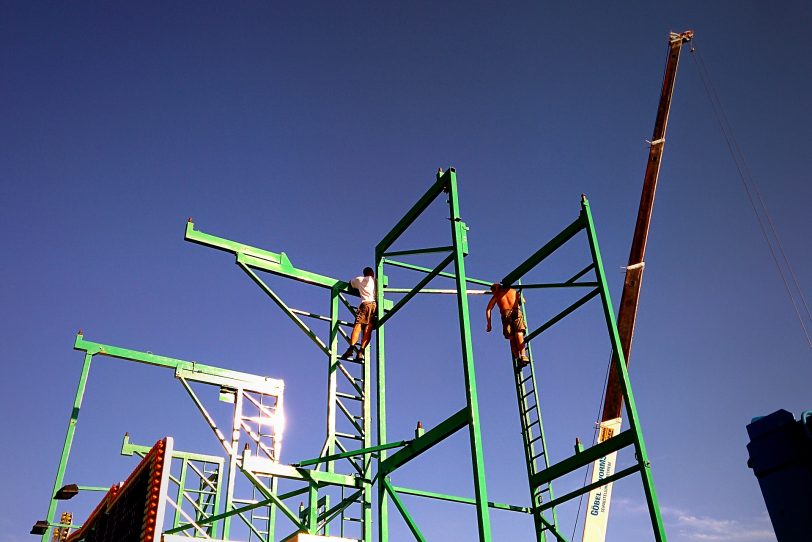 Kirmesaufbau in Crange bei Sommer, Sonne, Sonnenschein