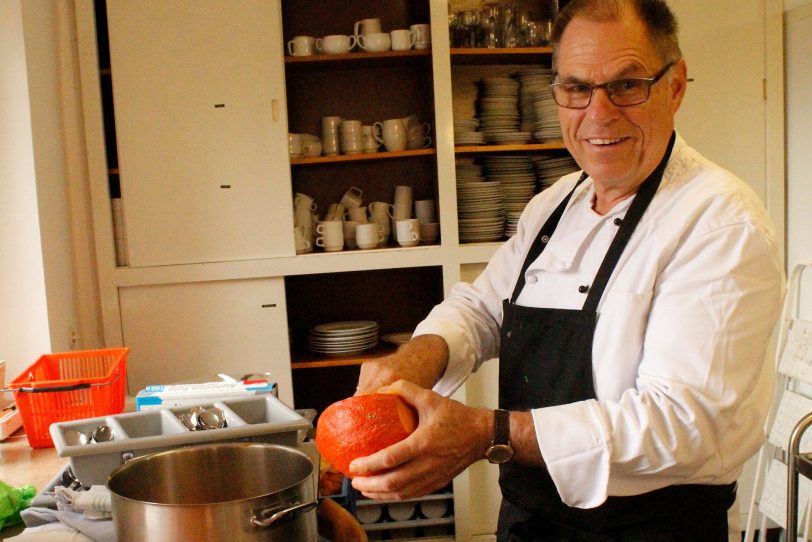 Jürgen Schulze, pensionierter Berufskoch, kocht für den Mittagstisch.