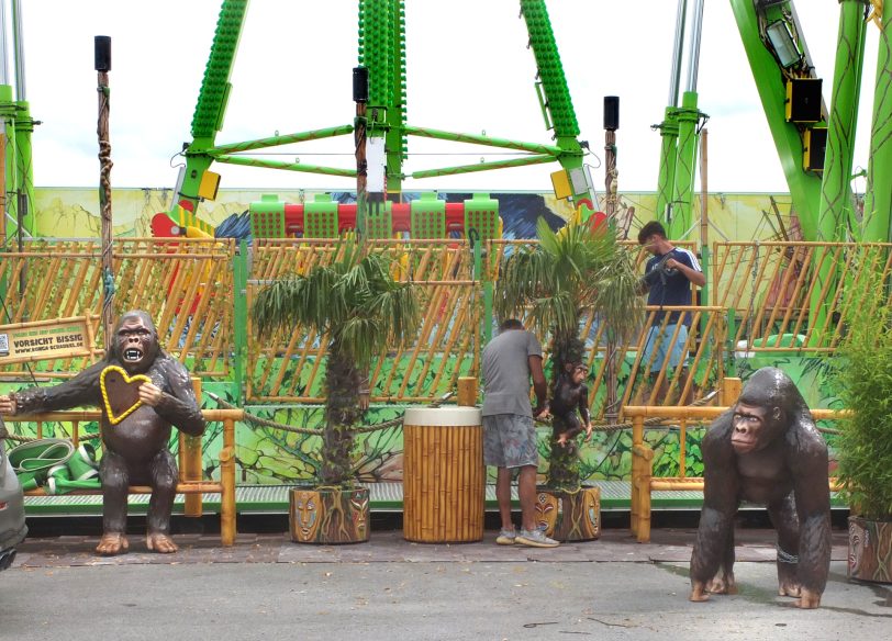 Nach der Rheinkirmes ist vor der Cranger Kirmes: Aufbau am 21. Juli 2025 auf dem Platz in Crange.