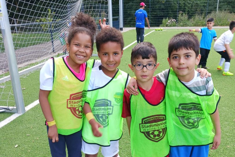 Hatten Spaß und waren glücklich: Vier Kinder vom Fußball-Camp der Stadtmission Wanne-Eickel in den Sommerferien 2023.