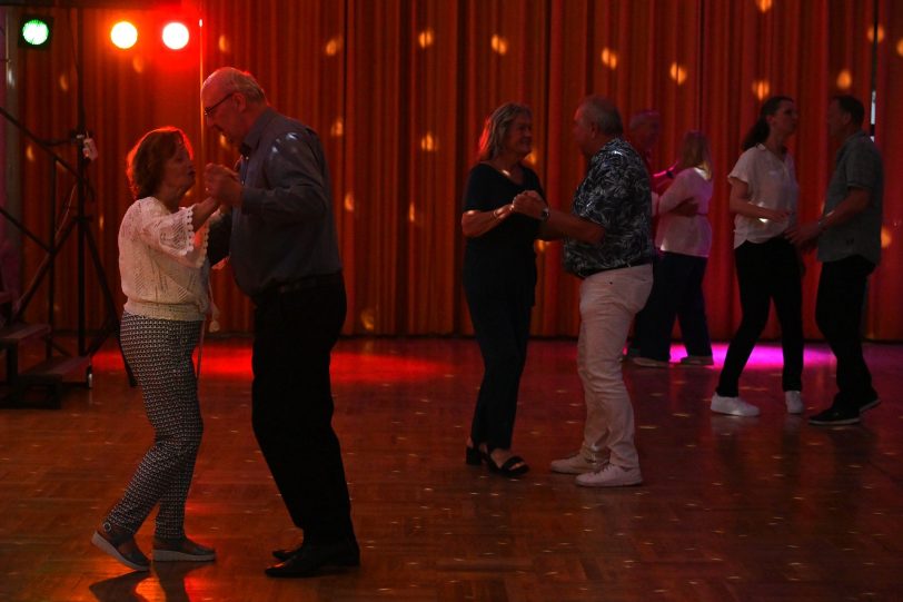 Die Gäste im Volkshaus Röhlinghausen tanzten und feierten in den Mai.
