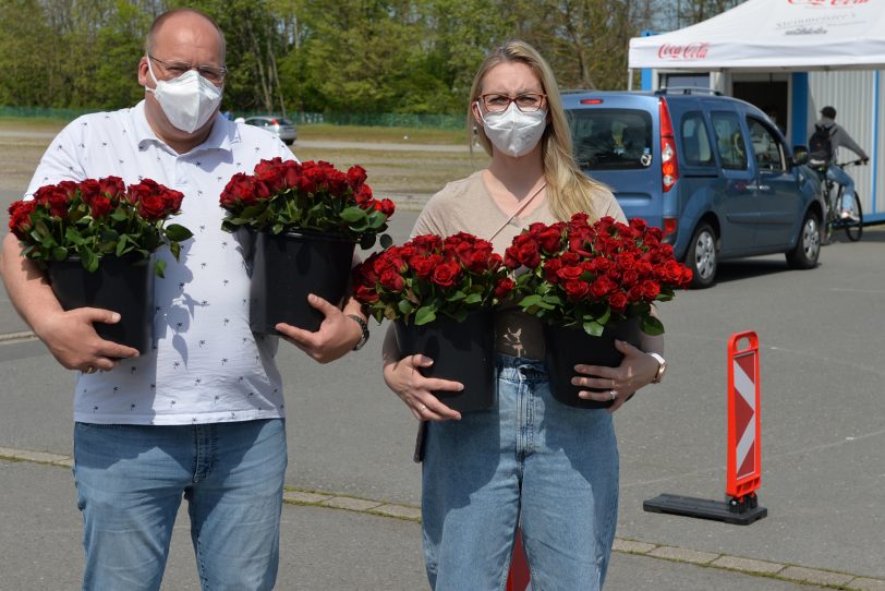 Muttertag: Klaus und Nina Möllmann verteilen an jede Kundin rote Rosen.