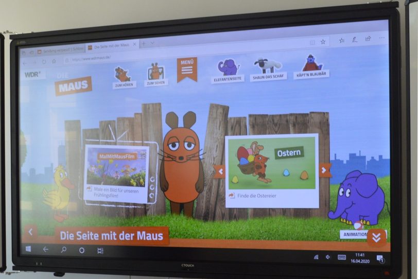 Ein interaktives Display ermöglicht unter anderem einen direkten digitalen Austausch von Lernergebnissen in der Klassengemeinschaft.