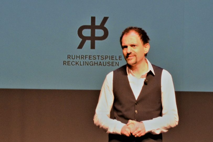 Stellte das Programm des Hybrid-Festivals auf einer Zoom-Pressekonferenz vor: Ruhrfestspiel-Intendant Olaf Kröck.