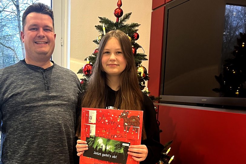 Glück gehabt beim Kids-Adventskalender der Lions Herne Emschertal: Es hat zwar noch etwas Zeit bis Emma-Sophie K. ihren Gewinn einlösen kann, aber sie freute sich sehr über einen Bummelpass für die Cranger Kirmes..