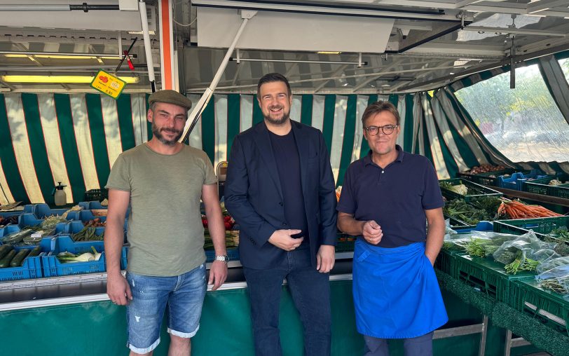 Freuen sich über die vorübergehende Senkung der Marktgebühren: (v.li.) Markthändler Kevin Dudel, CDU-Fraktionschef Christoph Bußmann und Uwe Odermann.