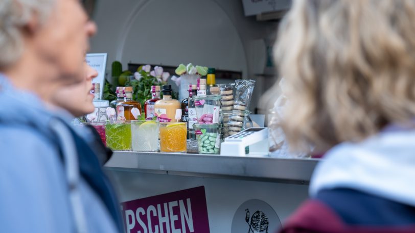 Für leckere Drinks und Wein sorgen verschiedene Stände.