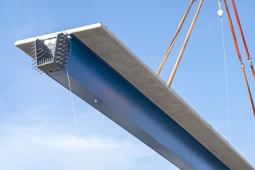 Einschweben von Brückenteilen für den Neubau der Autobahnbrücke der A43 mit der A2 im Autobahnkreuz in Recklinghausen (NW), am Samstag (23.02.2019).