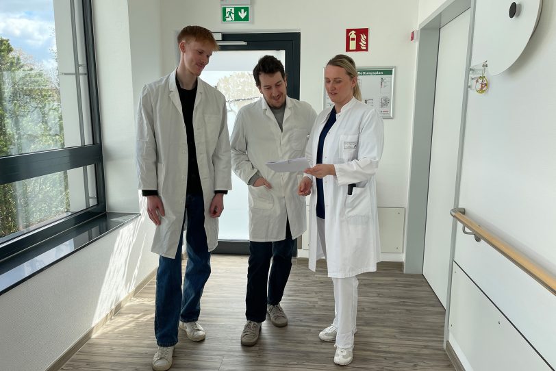 An einer Lehrvisite nahmen die Medizinstudenten v.l. Nils Hillebrand und René Hartmann auf der Palliativstation des EvK Herne teil. Die zukünftigen Mediziner begleiteten die Ärztliche Leiterin der Palliativstation, Dr. Katja Vogelsang, bei ihrem täglichen Rundgang durch die Patientenzimmer.