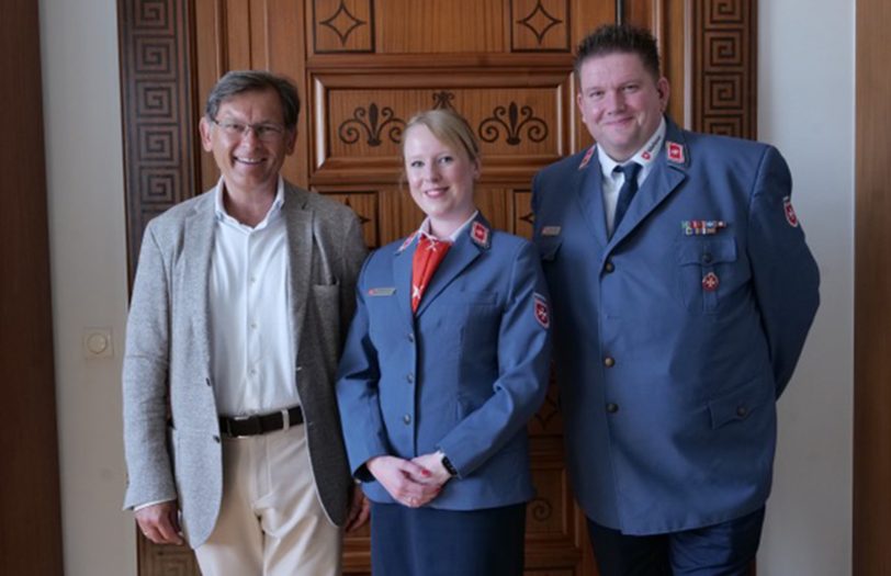 OB Dr. Frank Dudda empfing von den Maltesern Jill Fortmann (Mitte) und Christian Wehr (r.)