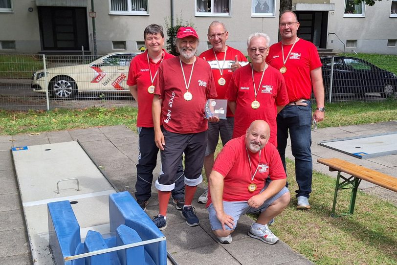 Die Sieger (v.l.): Patrick Knoll, Willi Hettrich, Herbert Otto, Heinz Pribyl, Ralf Sawartowski und Peter Wallbaum (vorne).