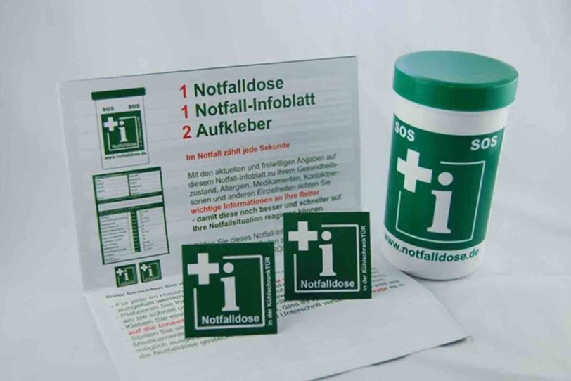 Die Notfalldose mit Formular und Aufkleber.