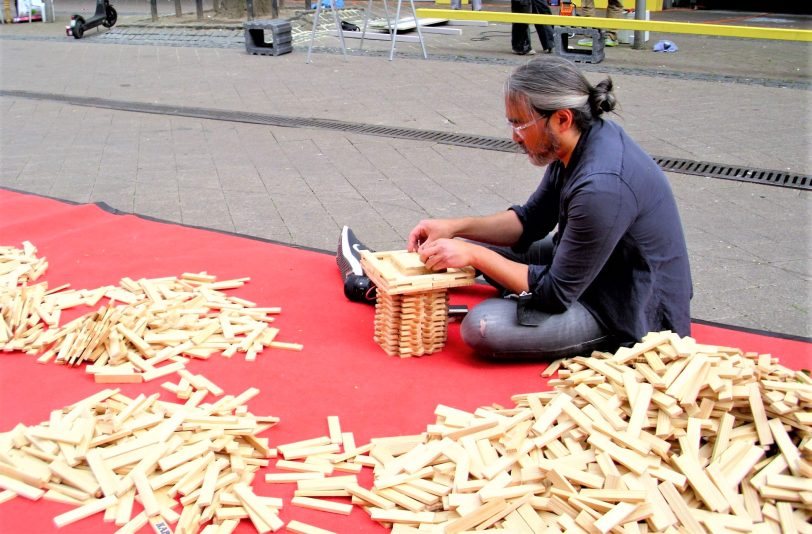 Geschick ist gefragt beim Spiel mit Holzklötzchen.