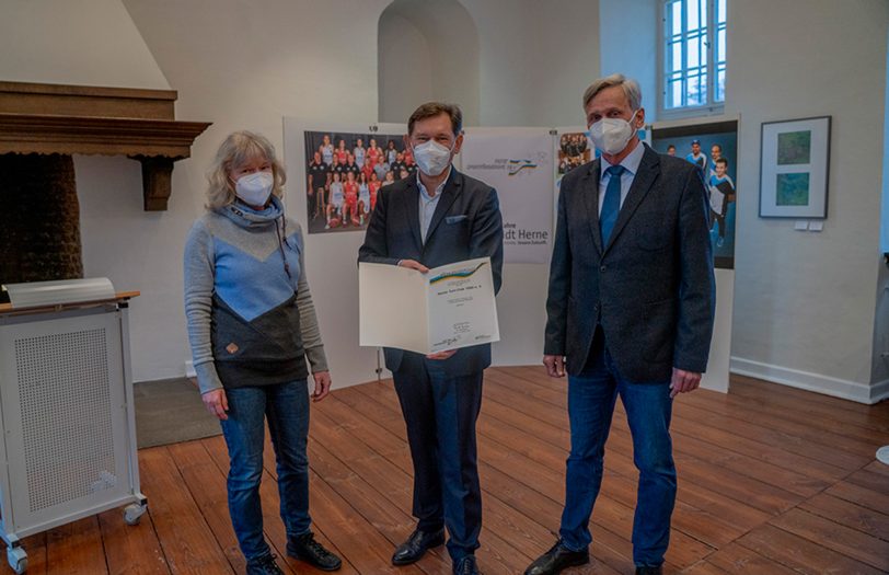 OB Dr. Frank Dudda mit dem ersten Vorsitzenden Wolfgang Siebert und Felicia Siebert vom Herner TC