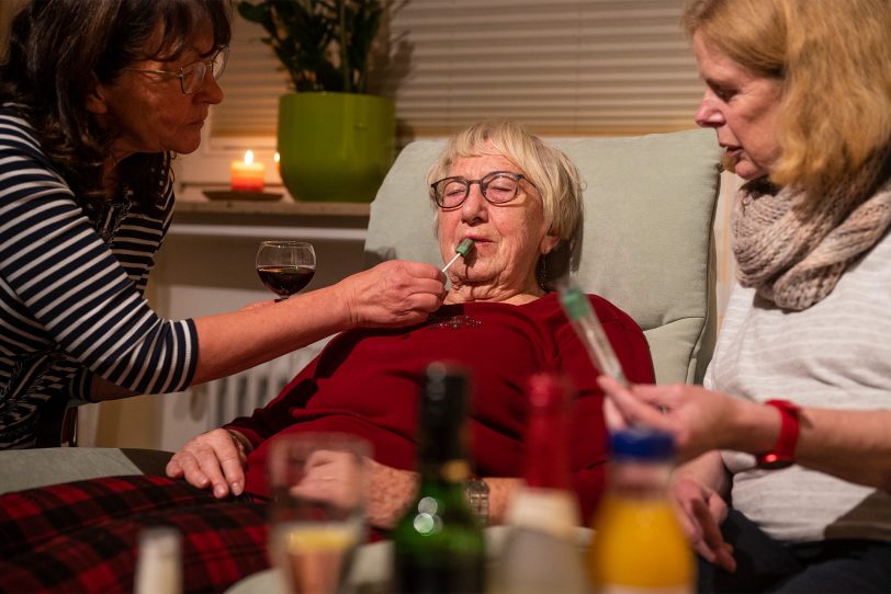 Praktische Hilfen mit großer Wirkung: Hospizdienst-Koordinatorin Anja Schröder (links) demonstriert den Zeitschenkerinnen Ria Jansen (Mitte) und Cornelia Hellwig, wie wohltuend Mundpflege sein kann, je nach Vorlieben der Erkrankten auch mit Saft, Sekt oder Wein.