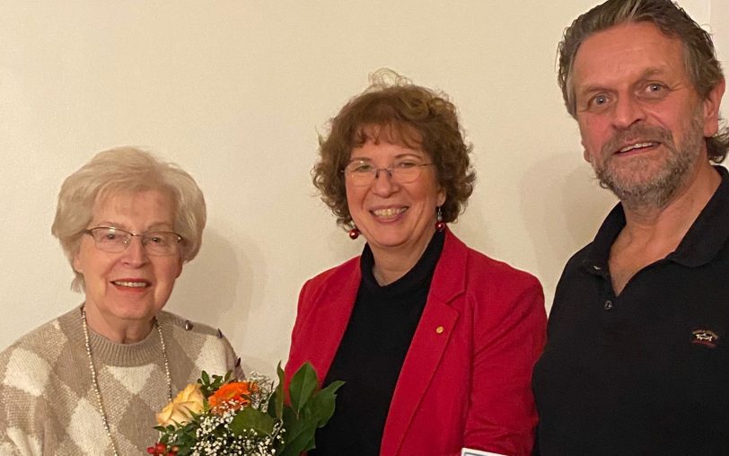 Jubilarin Christa Niemann (li.) bei der Ehrung für 30 Jahre CDU-Mitgliedschaft. Der Vorsitzende des Stadtbezirksverbandes Wanne Michael Hörling (re.) und Bürgermeisterin Bettina Szelag (stellv. Kreisvorsitzende) gratulieren.