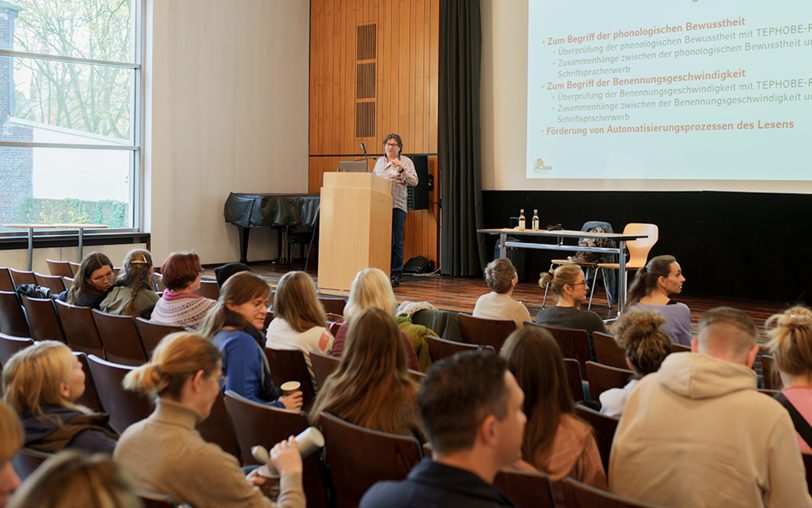 Am Freitag, 21. November 2025, hat in der VHS am Grünen Ring der Fachtag „LRS im Unterricht - Früherkennung und Förderung“ stattgefunden. Prof. Andreas Mayer hielt den Hauptvortrag zu Lese-Rechtschreibstörungen.