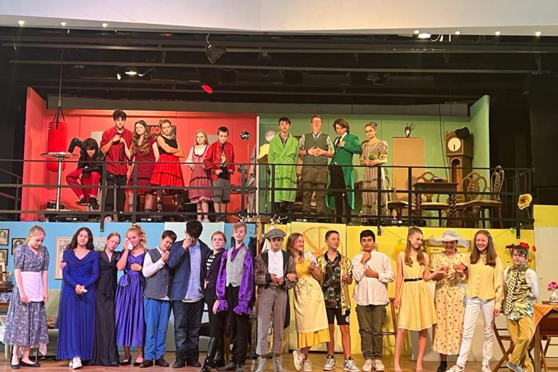 Die Klasse 8b der Hiberniaschule zeigt das Theaterstück
