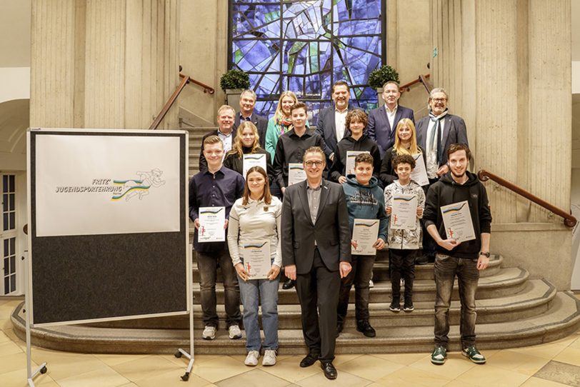 Hernes erster Bürgermeister Kai Gera zeichnete erfolgreiche Nachwuchssportler aus.