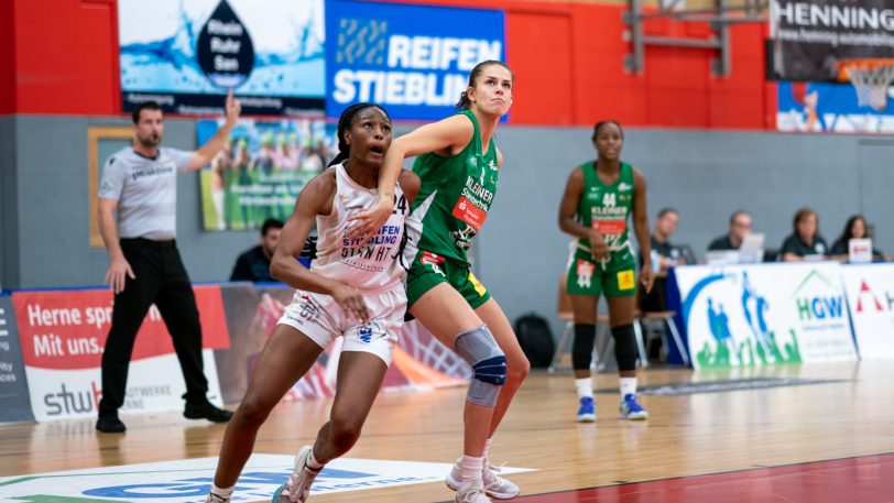 Die Basketball-Damen vom HTC gewinnen am Sonntag (6.11.2022) gegen die Rutronik Stars Keltern mit 73:71 nach Verlängerung. Im Bild (Mitte) Denia Davis-Stewart