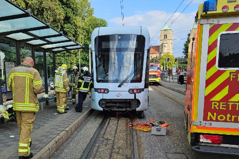 13-jähriges Kind wurde von Straßenbahn eingeklemmt und schwer verletzt in eine Kinderklinik gefahren.