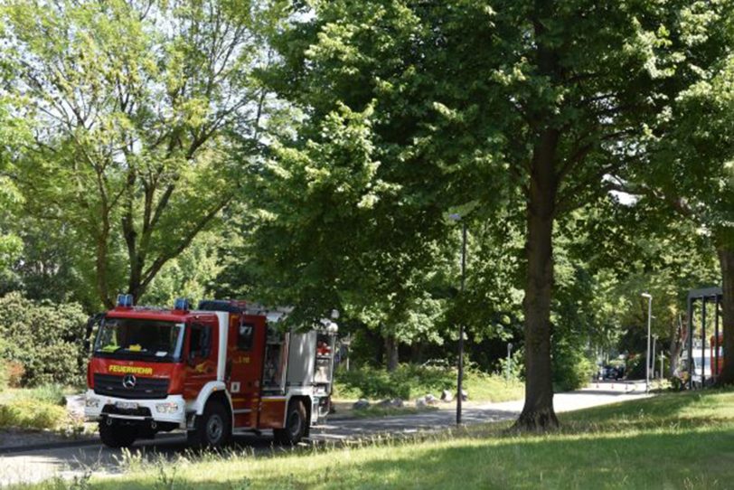 Ein Feuerwehrwagen mit ganz viel Wasser rollt zwecks 'Nachbarschaftshilfe' zum H2Ö.